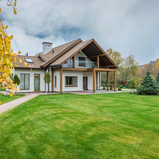 well-manicured green lawn